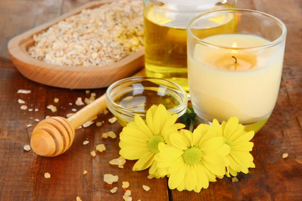 Spa de miel fragante con aceites y miel en la mesa de madera —  Fotos de Stock