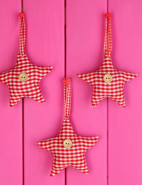 Brinquedos macios forma de estrela na placa de madeira rosa — Fotografia de Stock