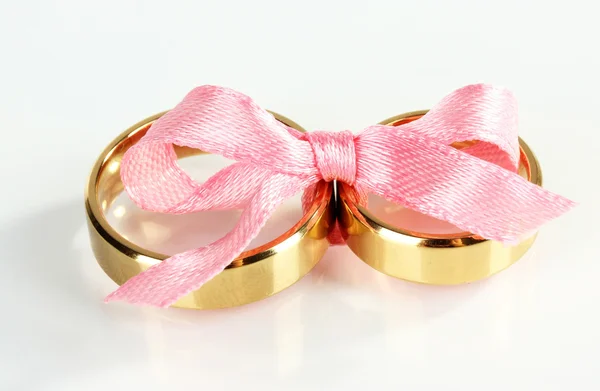 Snubní prsteny svázané stuhou izolovaných na bílém — Stock fotografie