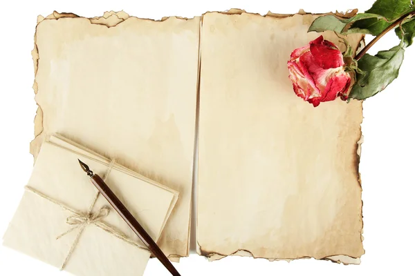 Vieux papier, lettres et rose isolés sur blanc — Photo