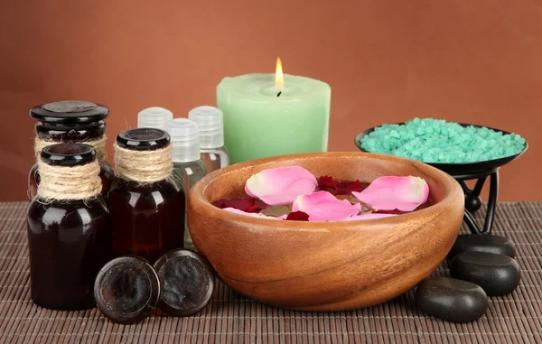 Composição de spa com óleos de aroma em fundo marrom — Fotografia de Stock