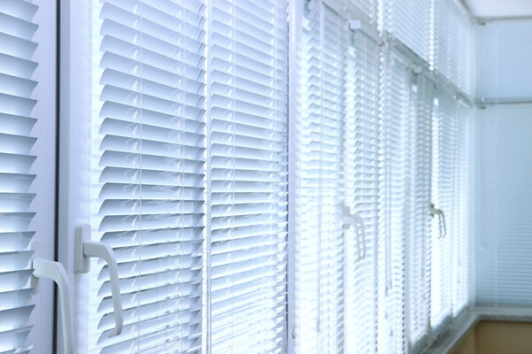 Балконные окна с жалюзи
