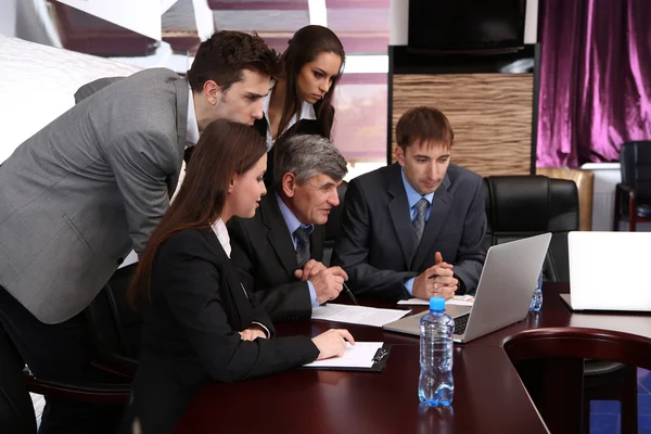 Negocios trabajando en sala de conferencias — Foto de Stock