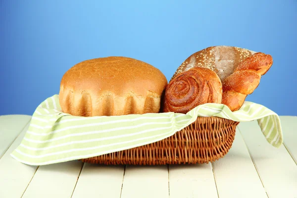 Composição com pão e rolos sobre mesa de madeira, sobre fundo de cor — Fotografia de Stock