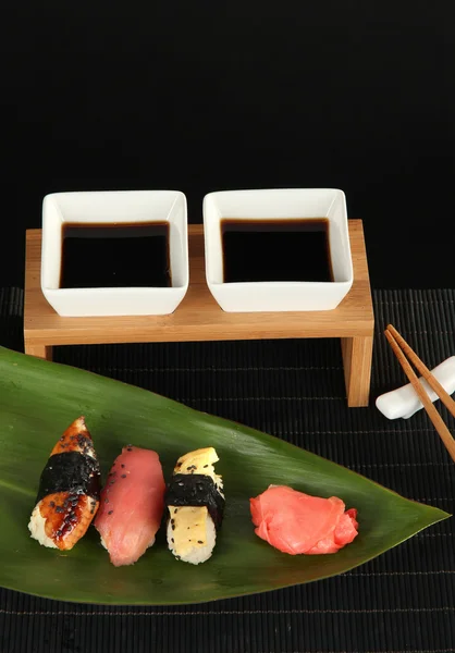 Sabroso sushi Maki - Rollo en hoja verde sobre fondo gris —  Fotos de Stock