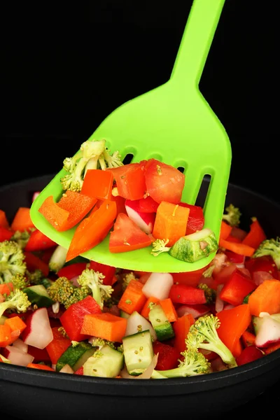 Vegetabiliska ragu i stekpanna, isolerade på svart — Stockfoto