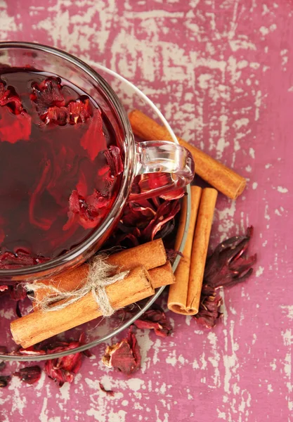 Tisane dans une tasse en verre, sur fond de bois couleur — Photo