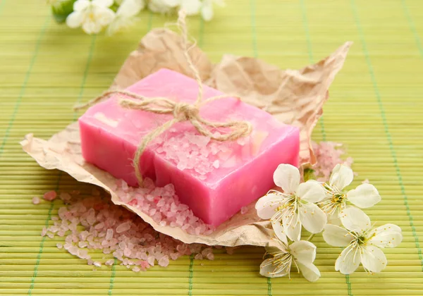 Sapone fatto a mano naturale su tappetino di bambù — Foto Stock