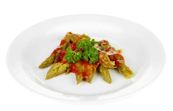 Asparagi con gustosa salsa su piatto, isolati su bianco — Foto Stock
