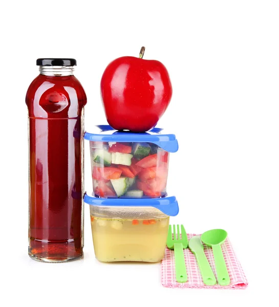 Smakelijke lunch in plastic bakjes, geïsoleerd op wit — Stockfoto