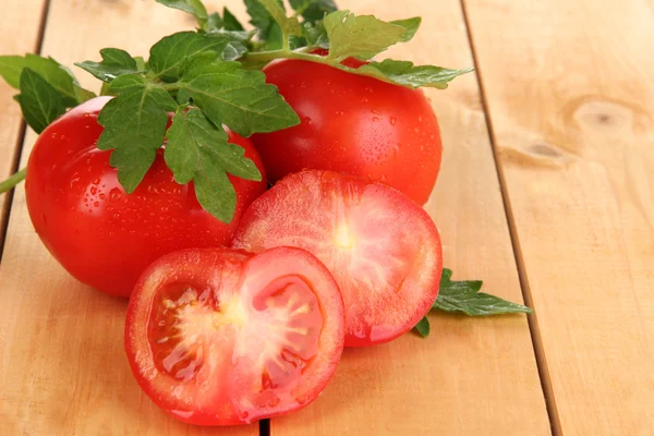 Pomodori freschi sul tavolo di legno primo piano — Foto Stock