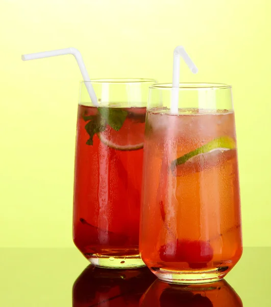 Two cherry cocktails with ice on green background — Stock Photo, Image