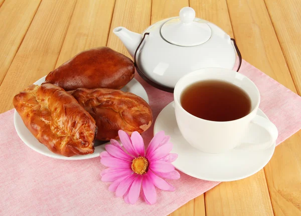 Tarta de cereza con té en primer plano de la mesa —  Fotos de Stock