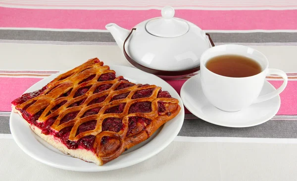 Torta de cereja com chá na mesa close-up — Fotografia de Stock