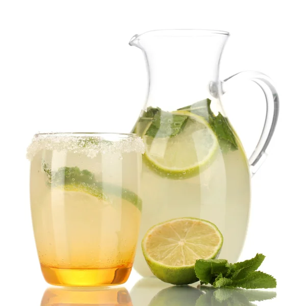 Citrus limonade in werper en glas geïsoleerd op wit — Stockfoto