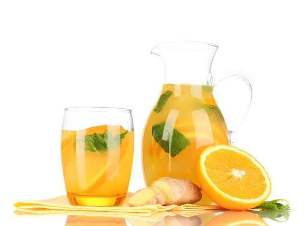 Oranje limonade in werper en glas geïsoleerd op wit — Stockfoto