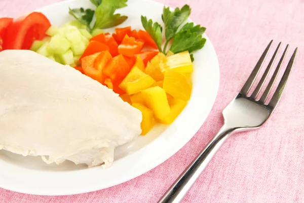 Варена куряча грудка на тарілці з овочами крупним планом — стокове фото