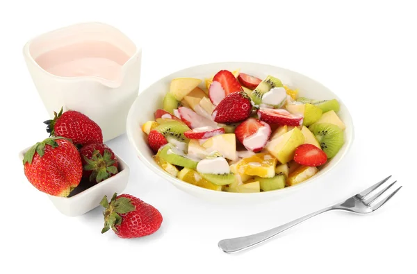Užitečné ovocný salát z čerstvého ovoce a bobule v misce izolovaných na bílém — Stock fotografie