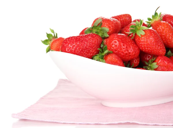 Čerstvé jahody v misce izolovaných na bílém — Stock fotografie