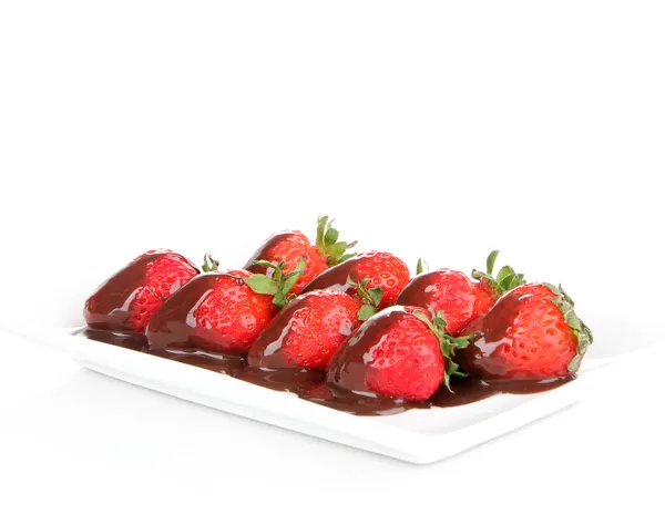 Jahody máčené v čokoládové fondue izolovaných na bílém — Stock fotografie