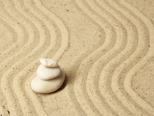 Jardin zen avec sable râpé et pierres rondes gros plan — Photo