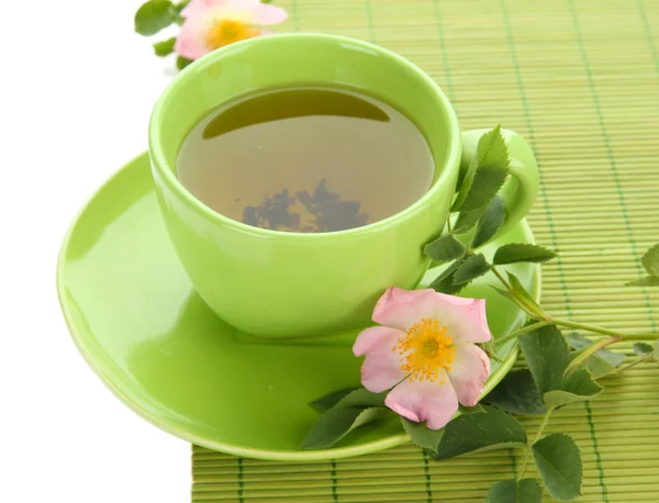 Taza de té de hierbas con flor de rosa de la cadera, aislado en blanco — Foto de Stock