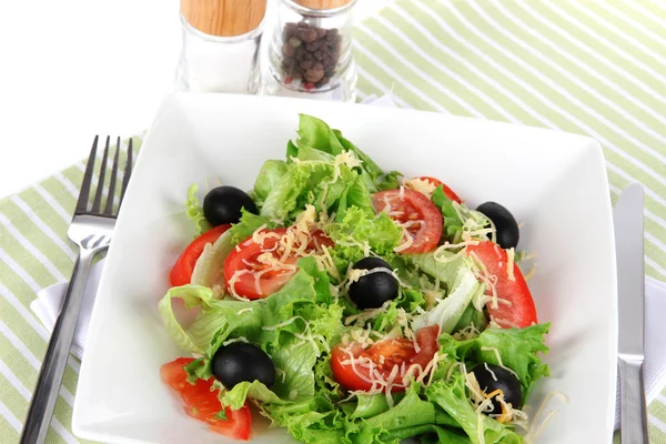 Salade légère sur assiette sur serviette — Photo