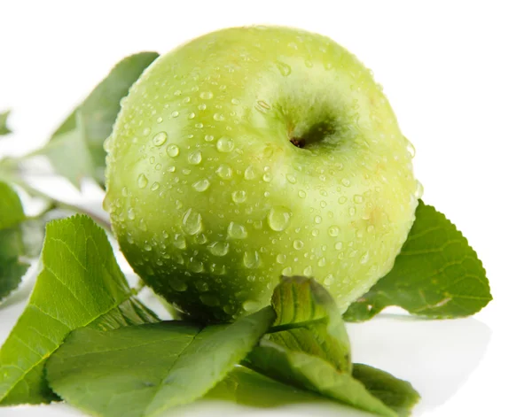 Pomme verte juteuse aux feuilles, isolée sur fond blanc — Photo