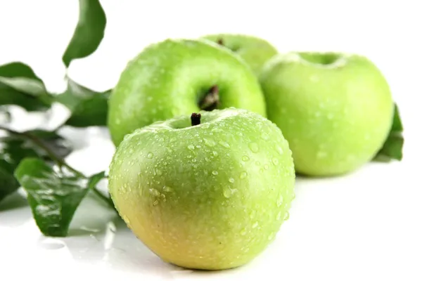 Saftigt gröna äpplen med blad, isolerad på vit — Stockfoto