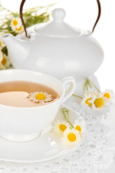 Xícara de chá de ervas com camomilas de perto — Fotografia de Stock