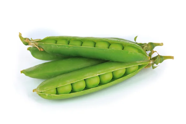 Guisantes verdes dulces aislados en blanco —  Fotos de Stock