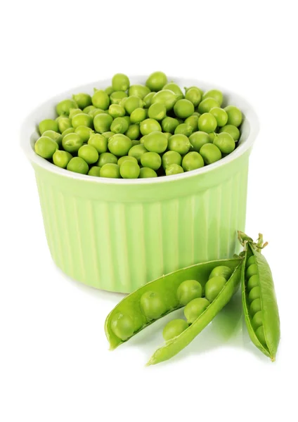 Słodki groszek zielony w miska na białym tle — Zdjęcie stockowe