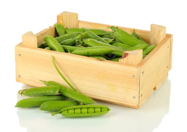 Słodki groszek zielony w drewniane pudełko na białym tle — Zdjęcie stockowe