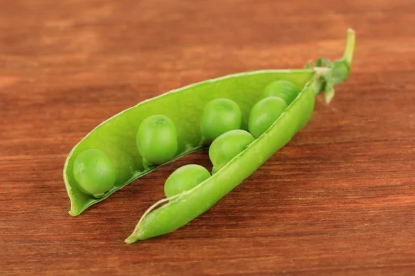 Pois verts doux sur fond en bois — Photo