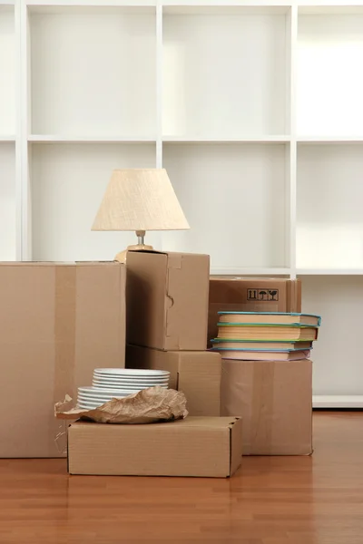 Cajas móviles en habitación vacía — Foto de Stock