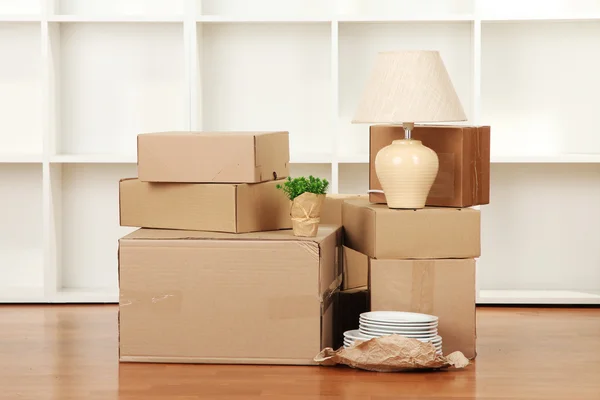 Moving boxes in empty room — Stock Photo, Image