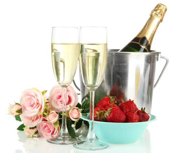Vida morta romântica com champanhe, morango e rosas rosa, isoladas em branco — Fotografia de Stock
