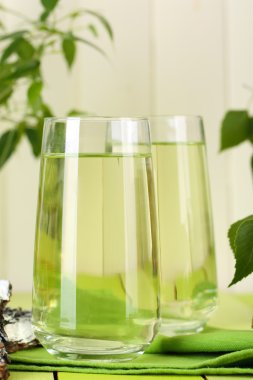 Huş ağacı sap yeşil ahşap masa üzerinde bardak