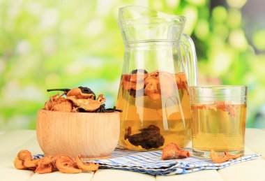 karışık kuru meyve kase ve doğal zemin üzerine ahşap masa üzerinde kurutulmuş meyve kompostosu