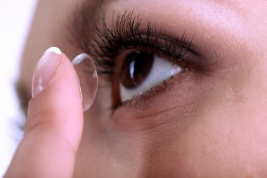 genç kadın koyarak Kontakt lens gözüne yakın çekim
