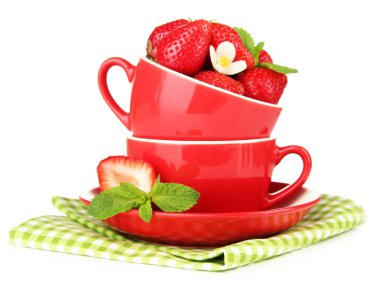 Olgun tatlı çilek beyaz izole kırmızı bardak,