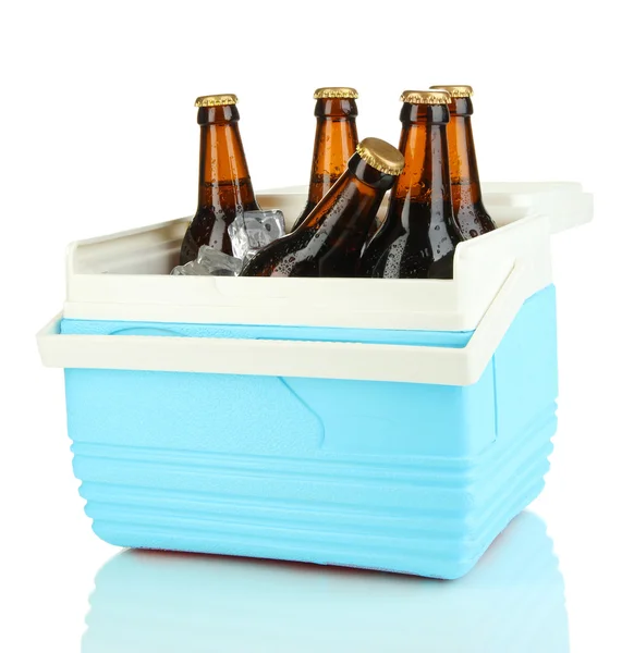 Frigorífico itinerante com garrafas de cerveja e cubos de gelo isolados em branco — Fotografia de Stock