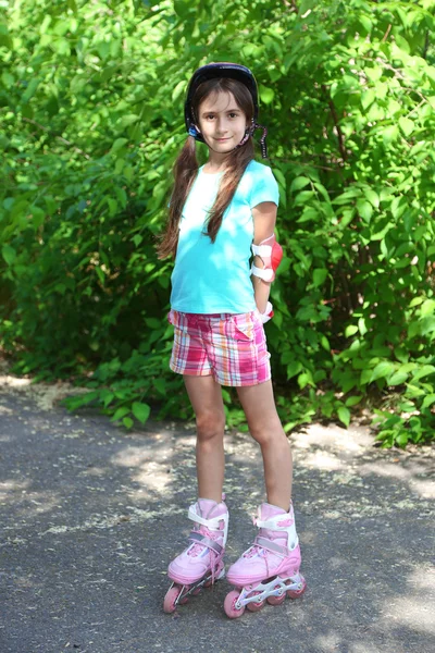 小さな女の子が公園でローラー スケート — ストック写真