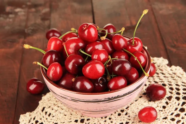 Reife rote Kirschbeeren in Schüssel auf Holztisch Nahaufnahme — Stockfoto