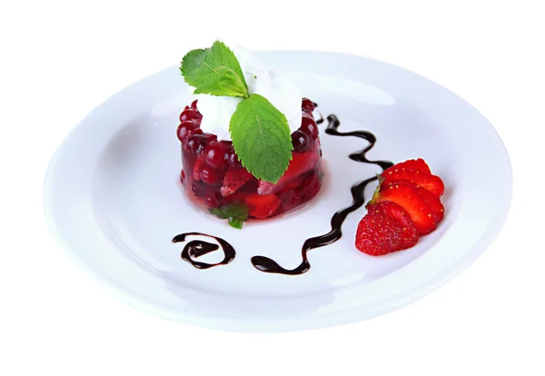 Вкусный желейный десерт со свежими ягодами, изолированный на белом — стоковое фото
