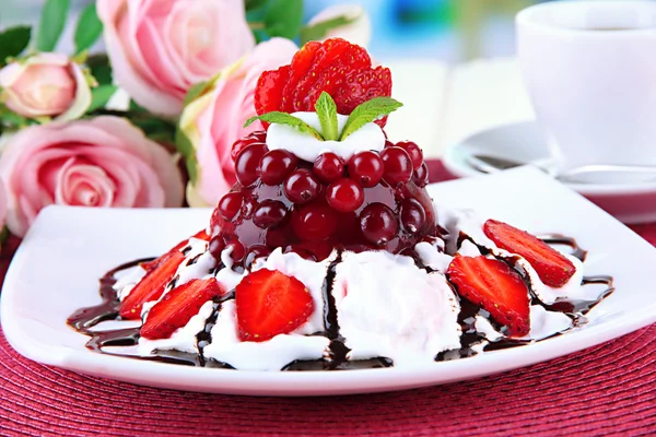 Sabroso postre de gelatina con bayas frescas, sobre fondo brillante — Foto de Stock