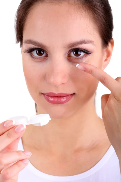 Mujer joven poniendo lentes de contacto en su ojo de cerca — Foto de Stock