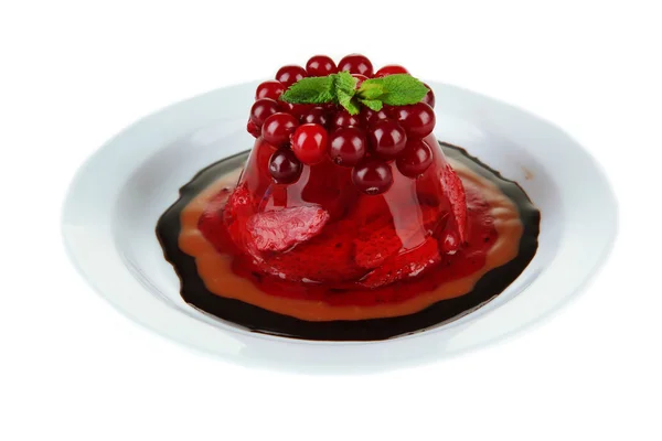 Sabroso postre de gelatina con bayas frescas, aislado en blanco — Foto de Stock