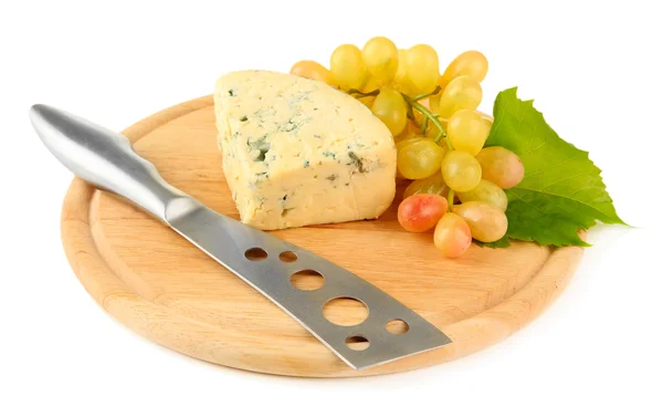 Queijo azul saboroso e uva na tábua de corte, isolado em branco — Fotografia de Stock