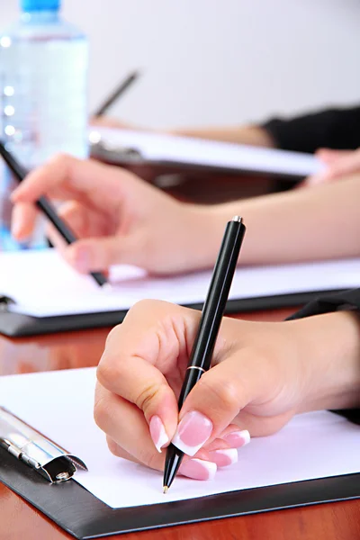 Primer plano de las manos de negocios durante el trabajo en equipo — Foto de Stock